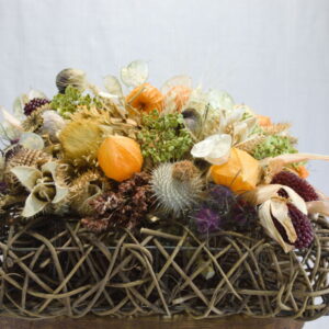 Oogstmand met droogbloemen