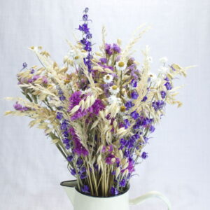 Droogboeket blauwe ridderspoor & haver in vintage kan